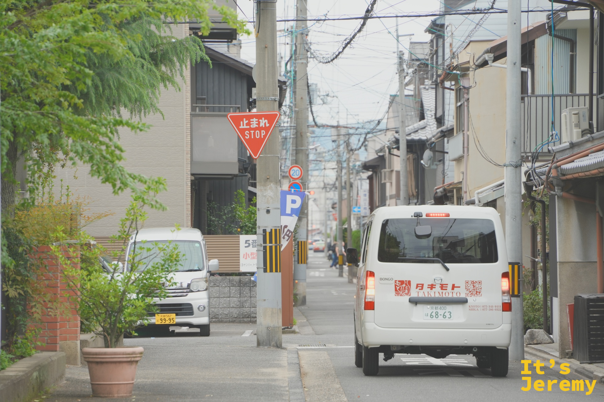 咖啡廳附近的京都民宅街道，早晨的光影落在石板路上