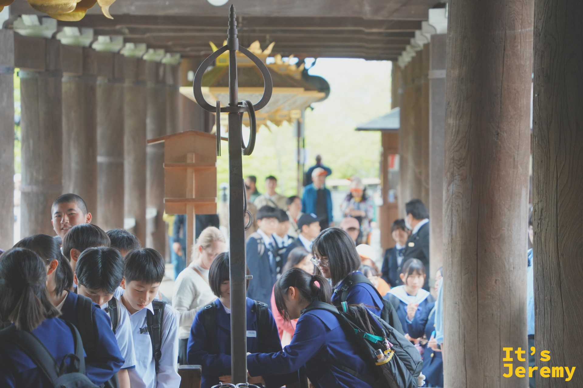 弁慶試煉：本堂廊道內的弁慶錫杖，遊客排隊嘗試舉起這根沉重的鐵杖