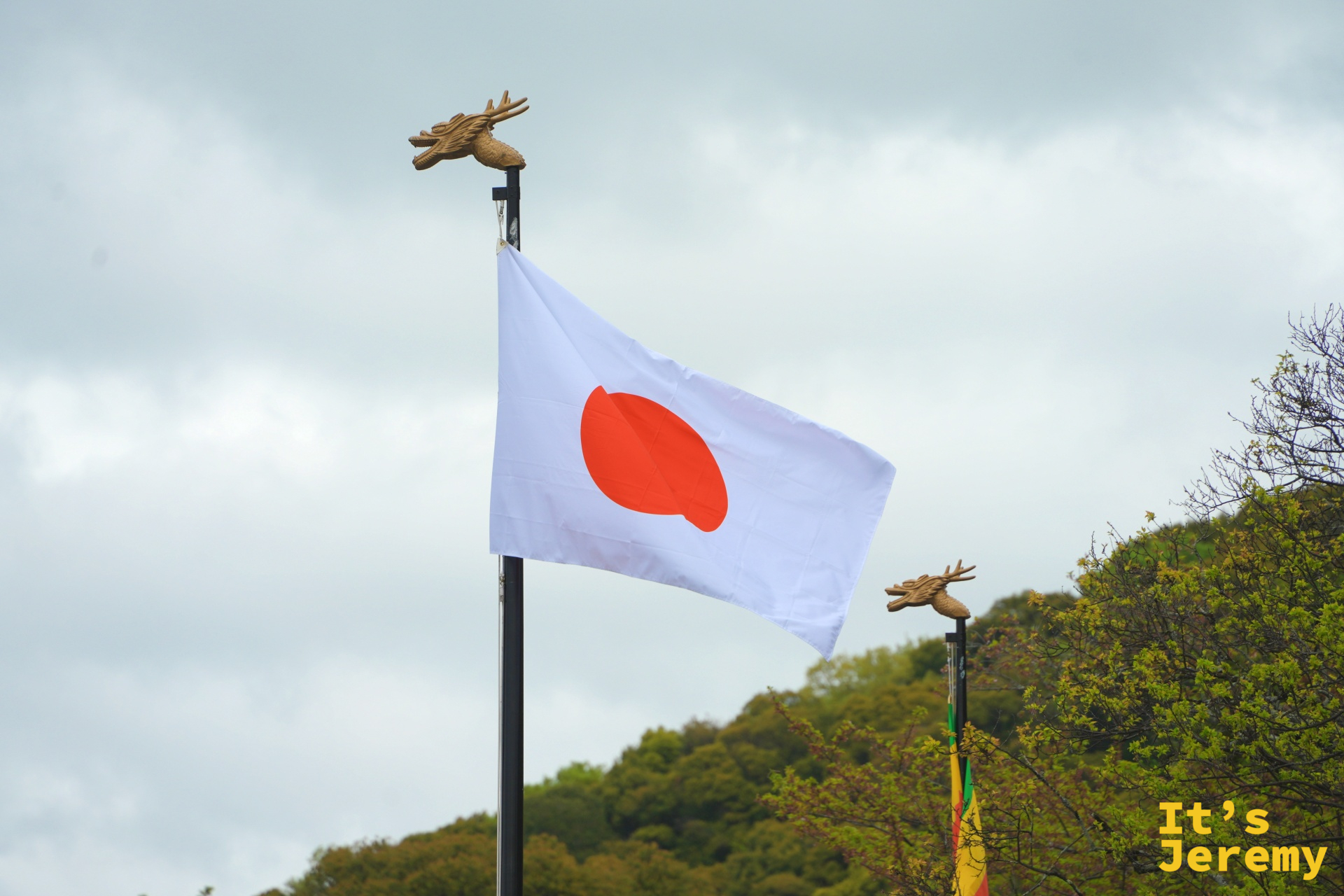 境內旗杆頂端的鹿頭裝飾，日本國旗迎風飄揚